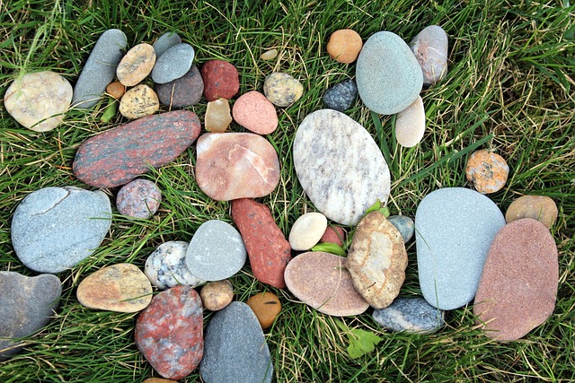 kamínky v trávě
