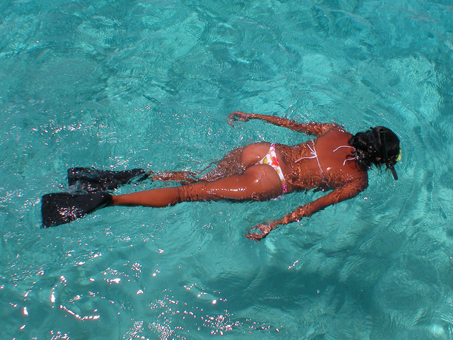žena plave pod vodou