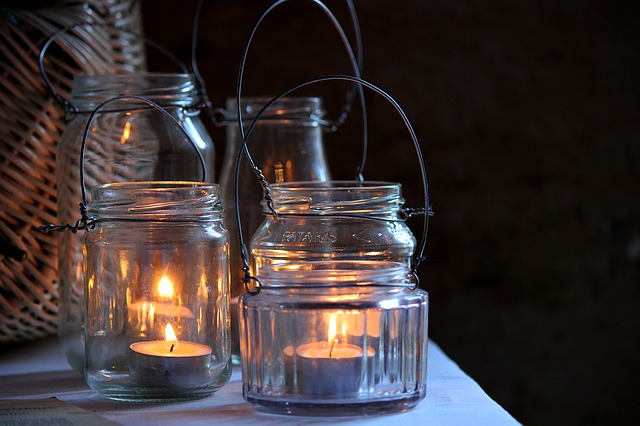 Svíčky v dekorativních sklenicích
