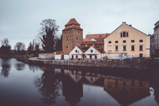 řeka a domy
